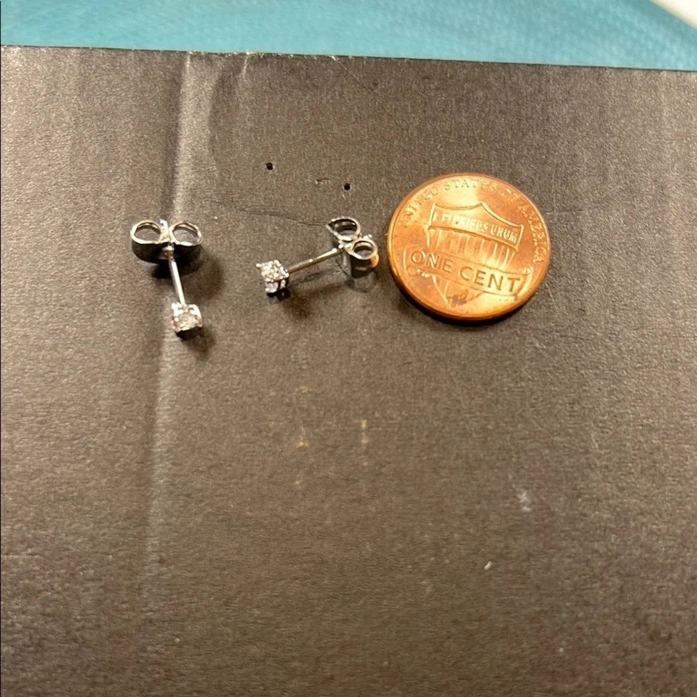 NWOT Heart Cubic Zirconia Stud Earrings 3mm Never Worn, NEW!!